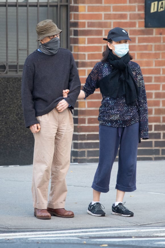 Exclusif - Woody Allen et sa compagne Soon Yi Previn se promènent à New York, le 10 octobre 2020.