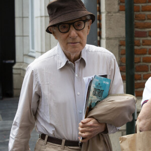 Woody Allen quitte son hôtel à Bruxelles en Belgique avec sa femme Soon-Yi Previn lors de sa tournée européenne "Woody Allen & The Eddy Davis New Orleans Jazz Band ". Le 23 juin 2019.