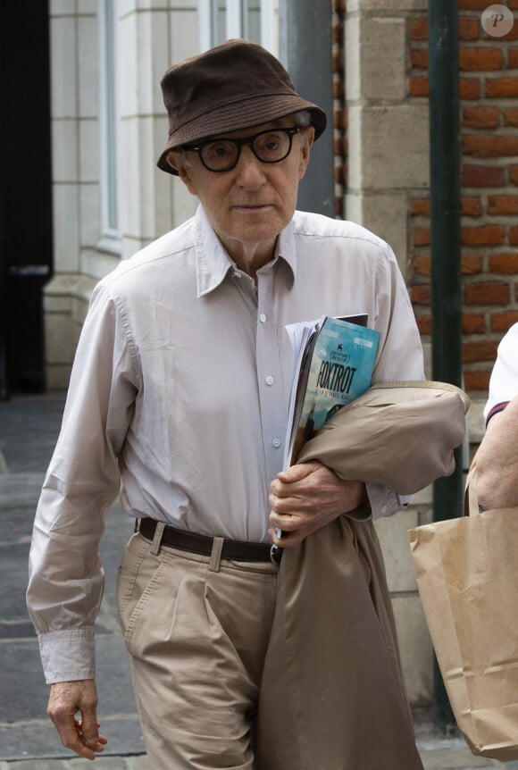 Woody Allen quitte son hôtel à Bruxelles en Belgique avec sa femme Soon-Yi Previn lors de sa tournée européenne "Woody Allen & The Eddy Davis New Orleans Jazz Band ". Le 23 juin 2019.