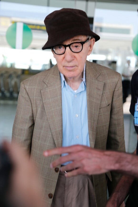 Exclusif - Woody Allen, sa femme Soon-Yi Previn et leur fille Bechet Allen arrivent à l'aéroport international de Barcelone-El Prat, à Barcelone. Le 18 juin 2019.