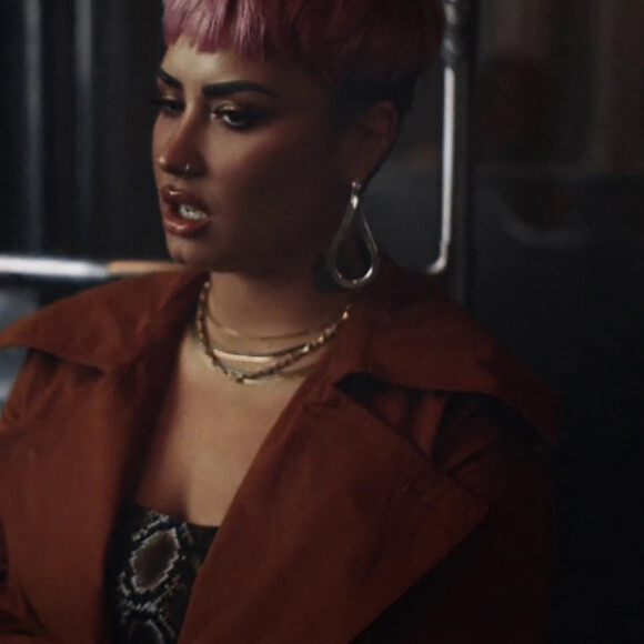 Sam Fischer et Demi Lovato dans le clip vidéo pour "What Other People Say"