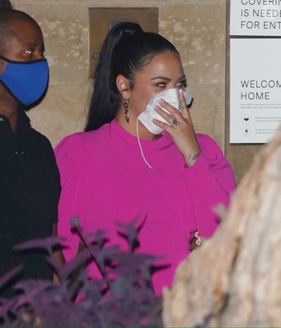 Demi Lovato est allée diner avec son fiancé Max Ehrich et son amie Nikita Dragun au restaurant Nobu dans le quartier de Malibu à Los Angeles, Californie, Etats-Unis, le 7 août 2020, pendant l'épidémie de coronavirus (Covid-19).