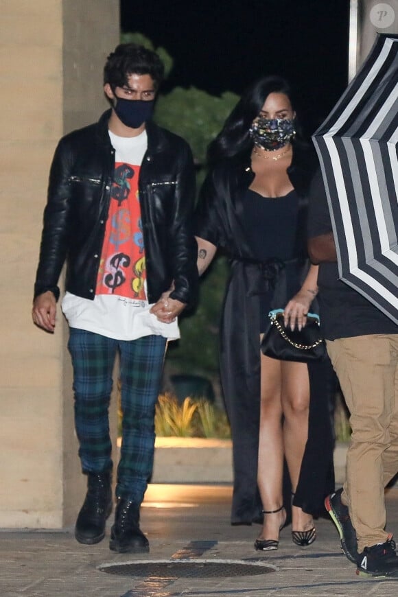 Exclusif - Demi Lovato et son compagnon Max Ehrich quittent le restaurant Nobu à Malibu le 19 juin 2020. Ils portent des masques pour se protéger de l'épidémie de Coronavirus (Covid-19).