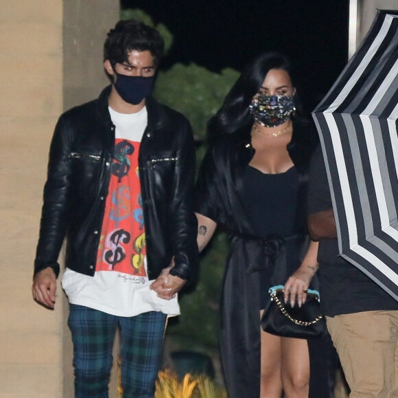 Exclusif - Demi Lovato et son compagnon Max Ehrich quittent le restaurant Nobu à Malibu le 19 juin 2020. Ils portent des masques pour se protéger de l'épidémie de Coronavirus (Covid-19).