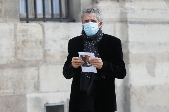 Exclusif - Julien Clerc - Sorties de la messe hommage à Jean-Loup Dabadie en l'église Saint-Germain-des-Prés à Paris. Le 23 septembre 2020.