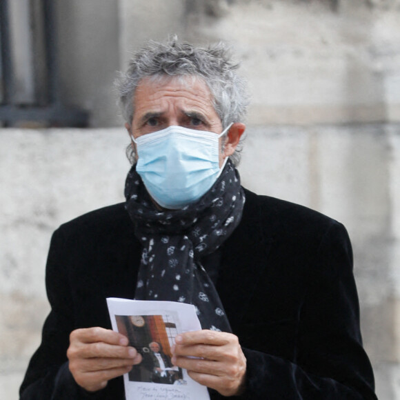 Exclusif - Julien Clerc - Sorties de la messe hommage à Jean-Loup Dabadie en l'église Saint-Germain-des-Prés à Paris. Le 23 septembre 2020.