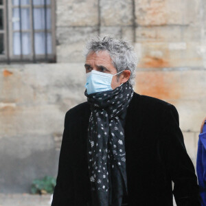 Exclusif - Julien Clerc et sa femme Hélène Grémillon - Arrivées à la messe hommage à Jean-Loup Dabadie en l'église Saint-Germain-des-Prés à Paris. Le 23 septembre 2020.