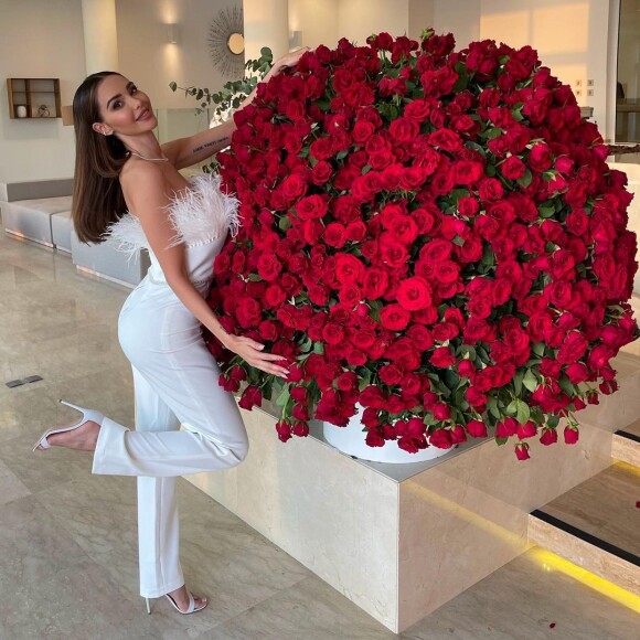 Nabilla Benattia et des roses, sur Instagram, le 5 février 2021