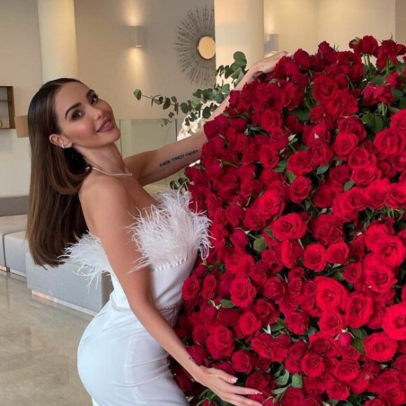 Nabilla Benattia et des roses, sur Instagram, le 5 février 2021