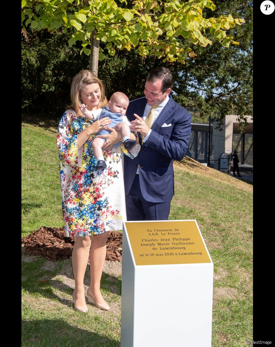 Plantation d'un arbre en l'honneur de la naissance de son Altesse Royale le Prince Charles de Luxembourg, en présence de ses parents, le Prince Guillaume et la Princesse Stéphanie, du Premier Ministre Xavier Bettel, du Vice-Premier Ministre Dan Kersch, et de la Bourgmestre de la ville de Luxembourg, Lydie Polfer. Le prince Charles de Luxembourg, né le 10 mai 2020, a été baptisé le 19 septembre 2020 à l'abbaye de Clervaux. Luxembourg.