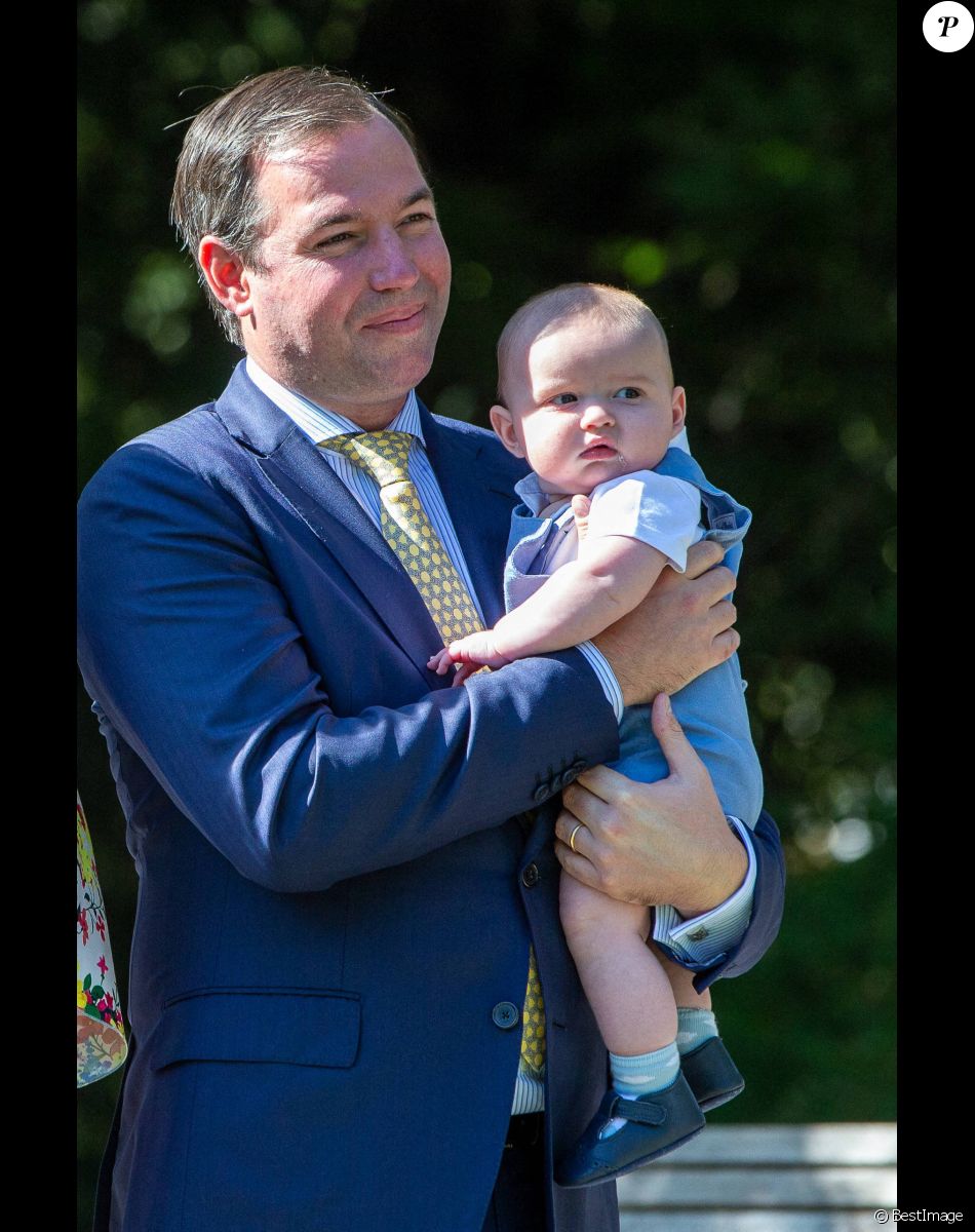 Plantation d'un arbre en l'honneur de la naissance de son Altesse Royale le Prince Charles de Luxembourg, en présence de ses parents, le Prince Guillaume et la Princesse Stéphanie, du Premier Ministre Xavier Bettel, du Vice-Premier Ministre Dan Kersch, et de la Bourgmestre de la ville de Luxembourg, Lydie Polfer. Le prince Charles de Luxembourg, né le 10 mai 2020, a été baptisé le 19 septembre 2020 à l'abbaye de Clervaux. Luxembourg.