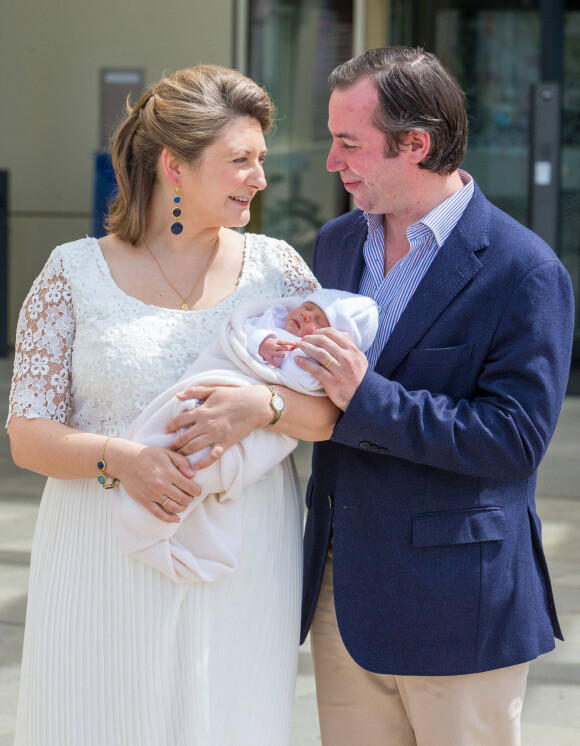 Guillaume de Luxembourg et sa femme Stephanie à la sortie de la maternité Grande Duchesse Charlotte avec leur nouveau-né, le prince Charles le 13 mai 2020.