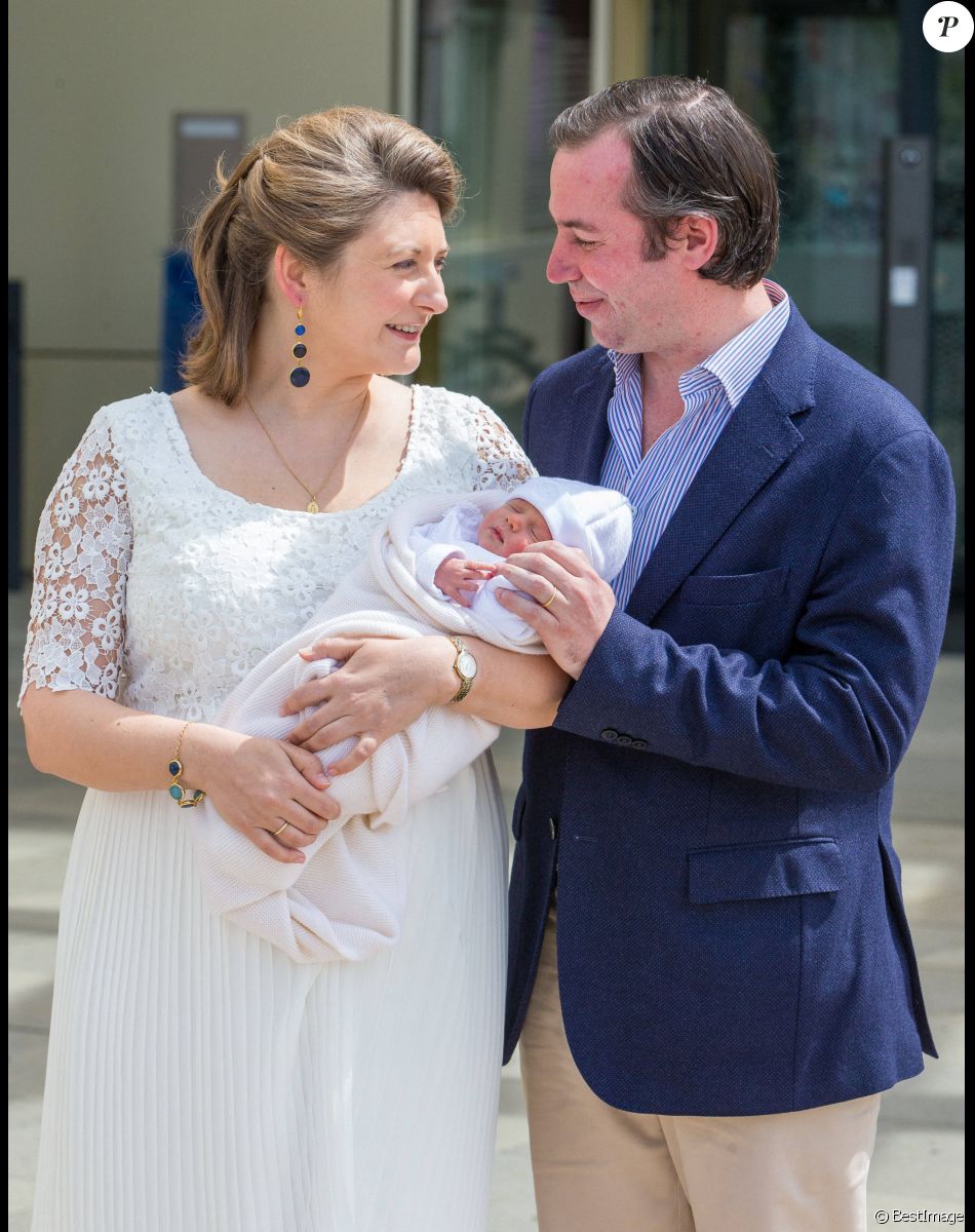 Guillaume de Luxembourg et sa femme Stephanie à la sortie de la maternité Grande Duchesse Charlotte avec leur nouveau-né, le prince Charles le 13 mai 2020.
