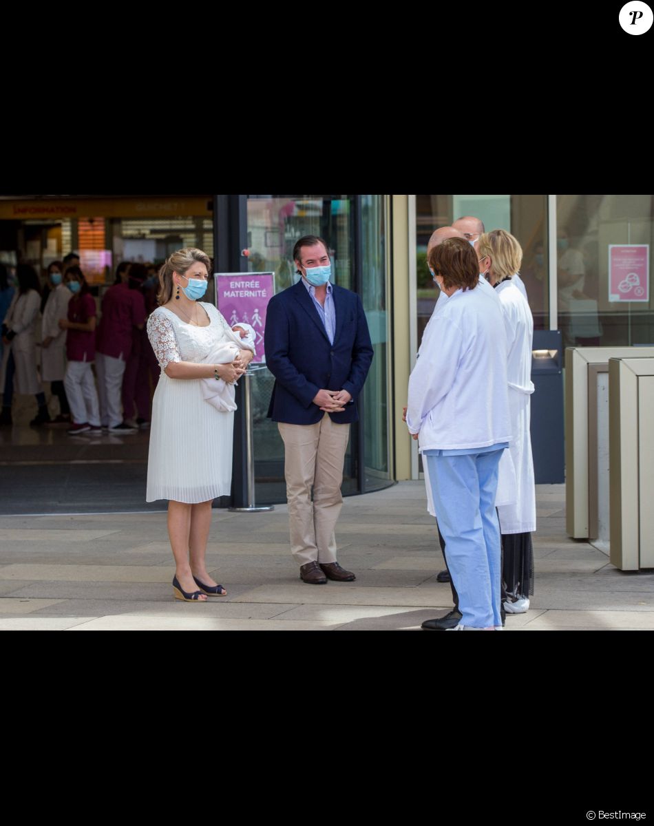 Guillaume et Stephanie de Luxembourg présentent leur fils Charles à la sortie de la Maternité Grande Duchesse Charlotte le 13 mai 2020.