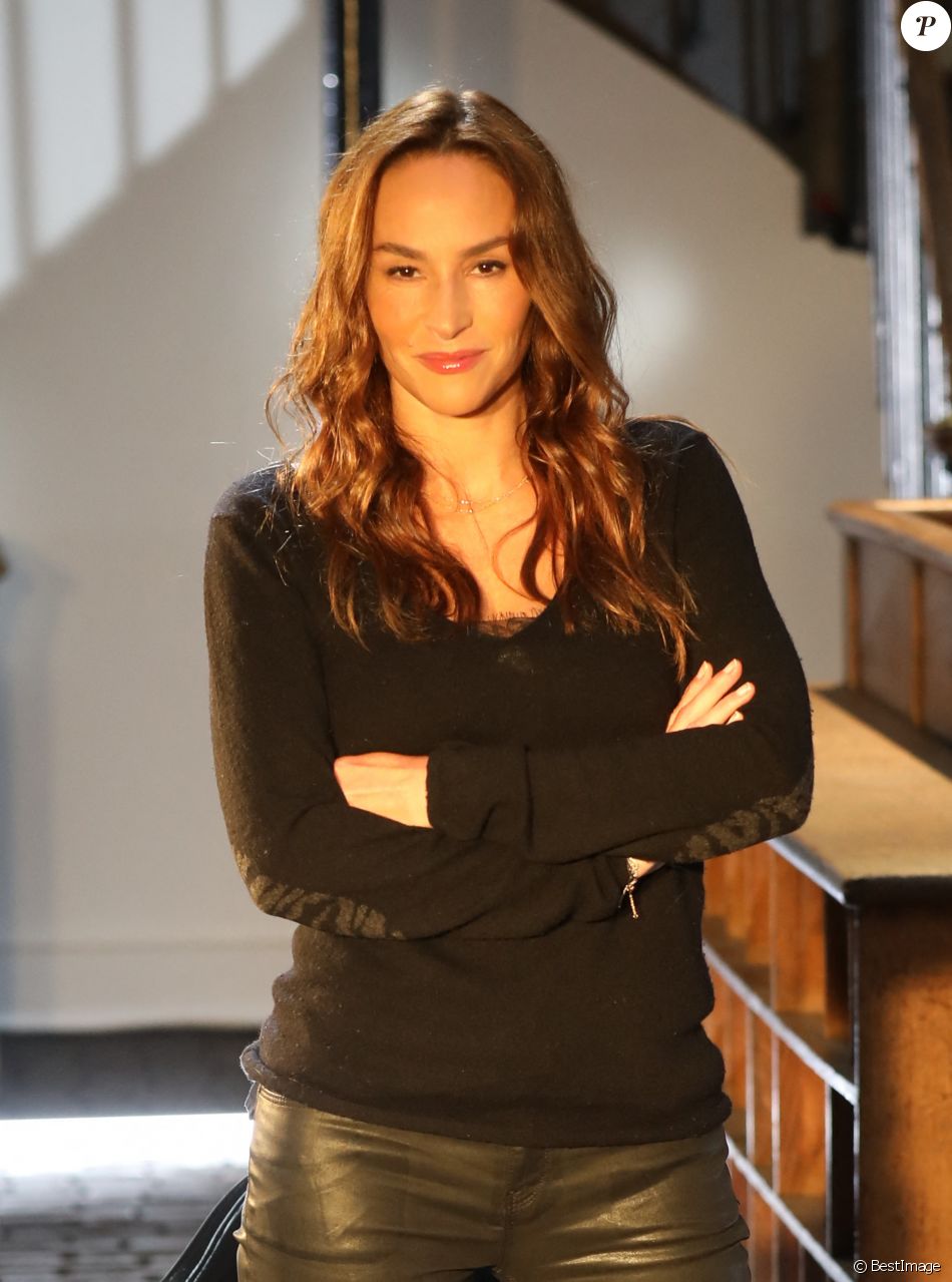 Vanessa Demouy lors de l'enregistrement de l'émission "Animaux Stars", présentée par Bernard Montiel à Paris. L'émission sera diffusée mi décembre sur la chaîne Animaux.