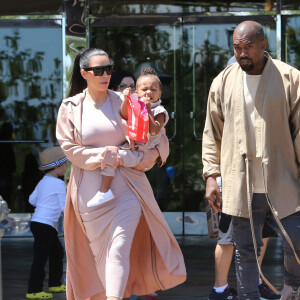 Kim Kardashian, enceinte, est allée au cinéma avec son mari Kanye West et sa fille North à Calabasas, le 11 juillet 2015.