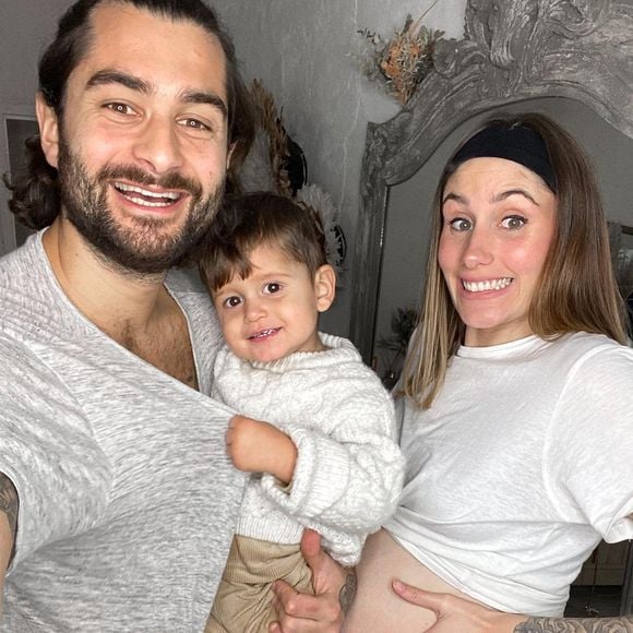 Jesta Hillmann, enceinte d'Adriann, pose avec Benoît et son fils Juliann.