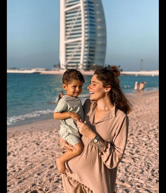 Jesta Hillmann avec son fils Juliann à Dubaï