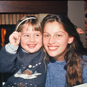 Laetitia Casta et sa soeur Marie-Ange en 1993.