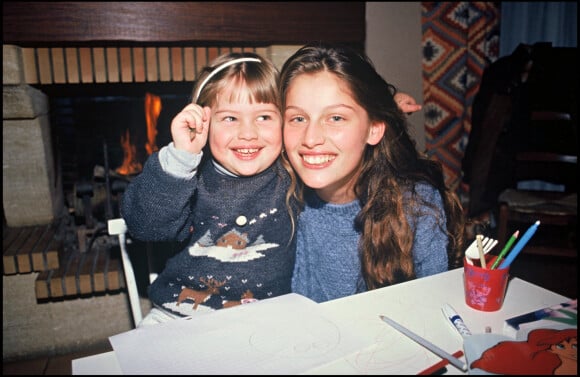 Laetitia Casta et sa soeur Marie-Ange en 1993.