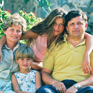 Laetitia Casta, ses parents et sa soeur Marie-Ange en 1994. 