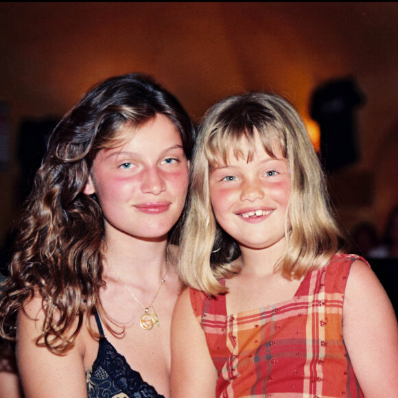 Laetitia Casta et sa soeur Marie-Ange en Corse en 1997. 