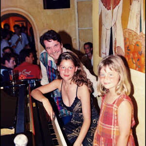 Laetitia Casta et sa soeur Marie-Ange en Corse en 1997. 
