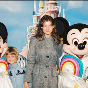 Laetitia Casta et sa soeur Marie-Ange à Disneyland Paris en 1997. 
