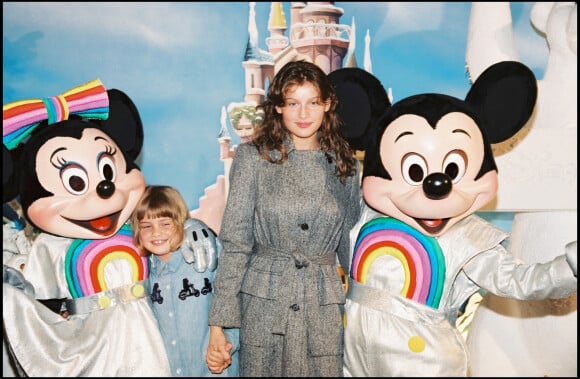 Laetitia Casta et sa soeur Marie-Ange à Disneyland Paris en 1997. 