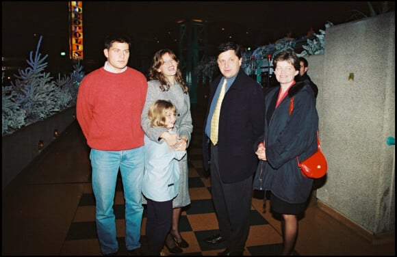 Laetitia Casta, ses parents, son frère Jean-Baptiste et sa soeur Marie-Ange à Disneyland Paris en 1997. 