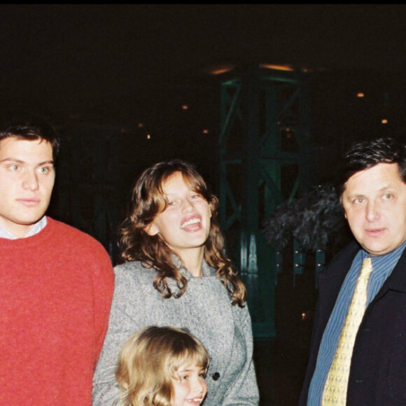 Laetitia Casta, ses parents, son frère Jean-Baptiste et sa soeur Marie-Ange à Disneyland Paris en 1997. 