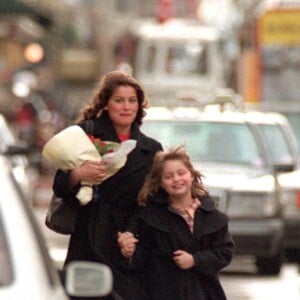 Laetitia Casta et sa soeur Marie-Ange en 1997 à Paris.