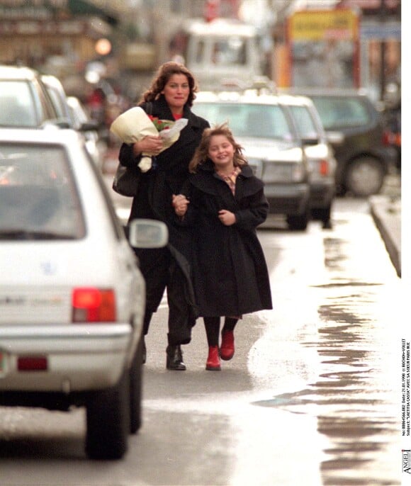 Laetitia Casta et sa soeur Marie-Ange en 1997 à Paris.