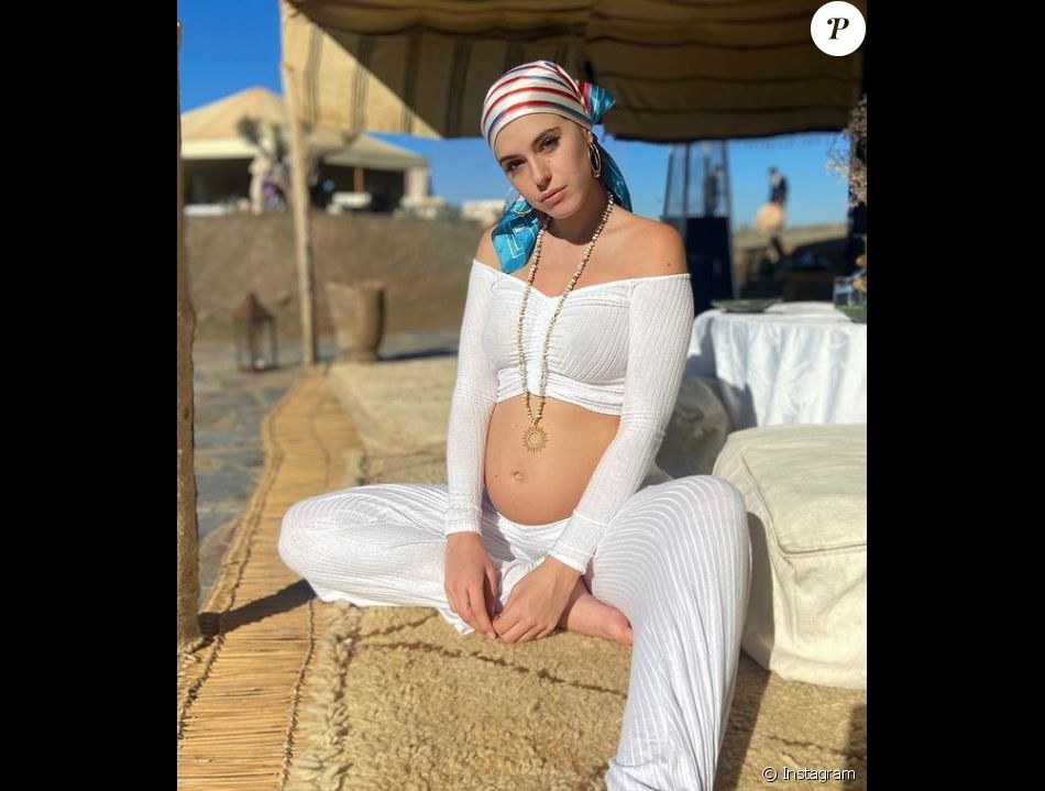 Barbara Opsomer divine en blanc, elle dévoile son ventre de femme enceinte - Instagram, janvier 2020