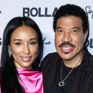 Lisa Parigi et son compagnon Lionel Richie à la soirée Rolla's x S. Richie Collection au Harriet's Rooftop dans le quartier de West Hollywood à Los Angeles.