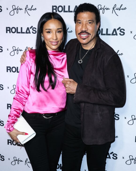 Lisa Parigi et son compagnon Lionel Richie à la soirée Rolla's x S. Richie Collection au Harriet's Rooftop dans le quartier de West Hollywood à Los Angeles.