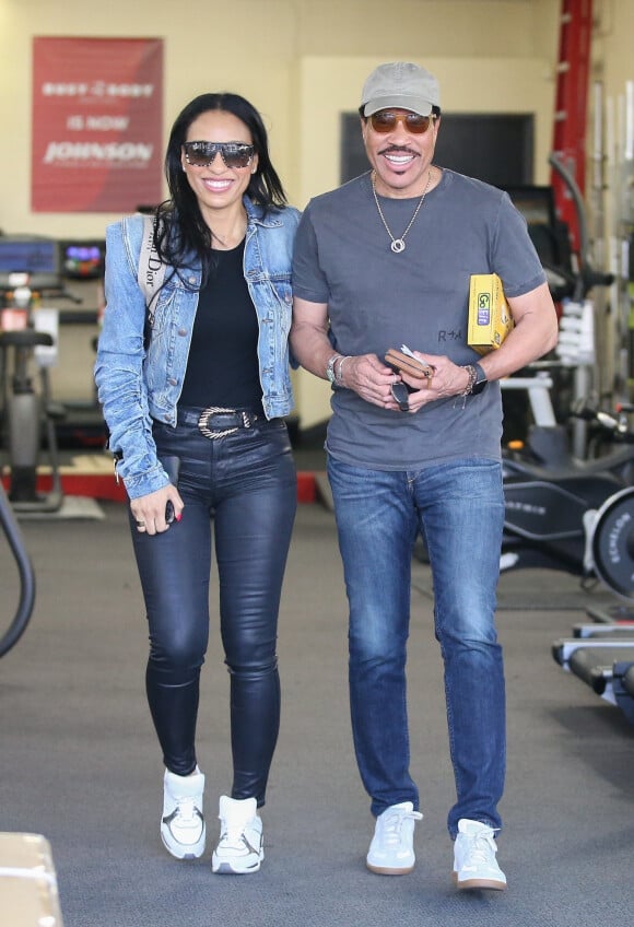 Exclusif - Lionel Richie et sa compagne Lisa Parigi font du shopping pour des équipements sportifs dans le quartier de West Hollywood à Los Angeles, le 20 février 2020