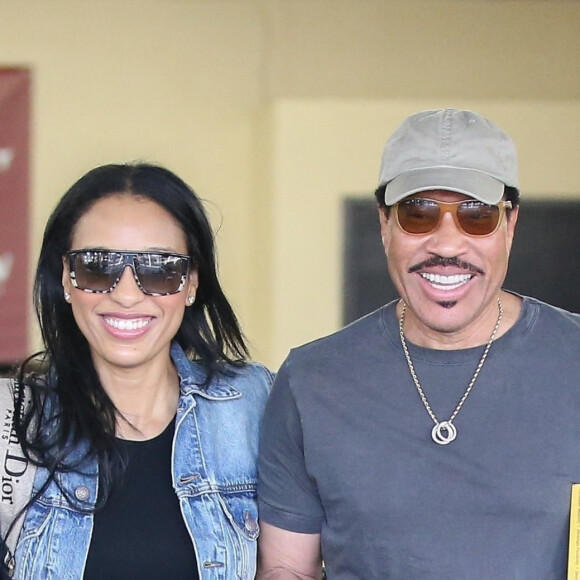 Exclusif - Lionel Richie et sa compagne Lisa Parigi font du shopping pour des équipements sportifs dans le quartier de West Hollywood à Los Angeles, le 20 février 2020