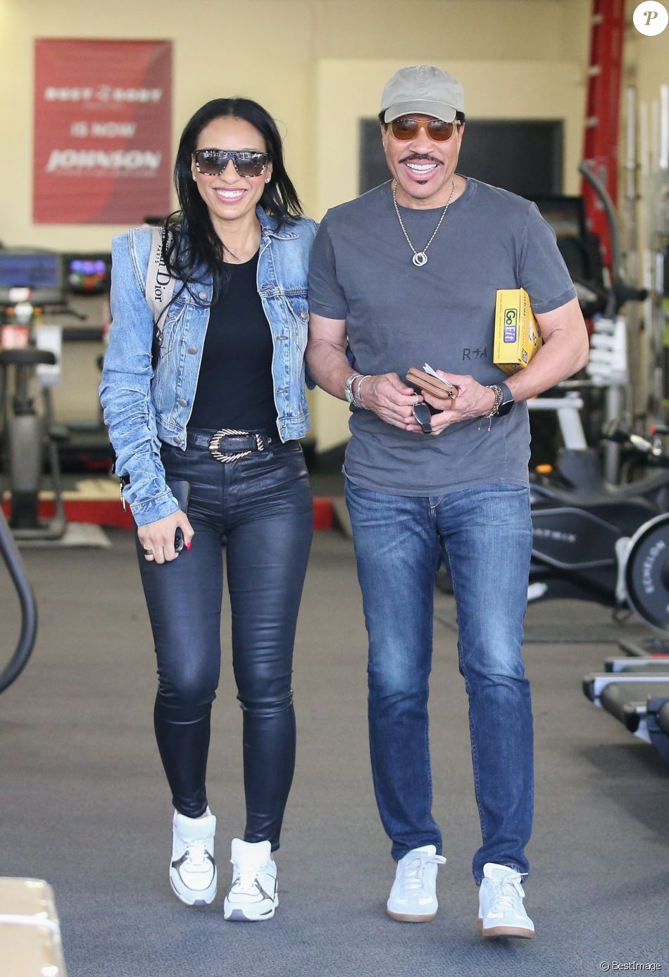 Exclusif - Lionel Richie et sa compagne Lisa Parigi font du shopping pour des équipements sportifs dans le quartier de West Hollywood à Los Angeles, le 20 févri - Purepeople