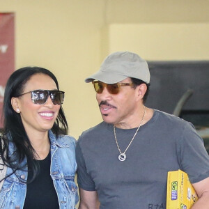 Exclusif - Lionel Richie et sa compagne Lisa Parigi font du shopping pour des équipements sportifs dans le quartier de West Hollywood à Los Angeles, le 20 février 2020