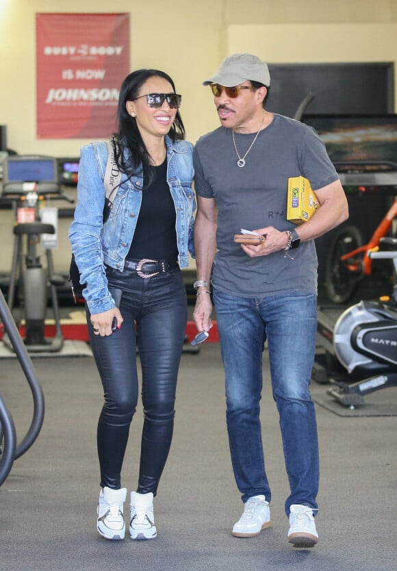 Exclusif - Lionel Richie et sa compagne Lisa Parigi font du shopping pour des équipements sportifs dans le quartier de West Hollywood à Los Angeles, le 20 février 2020