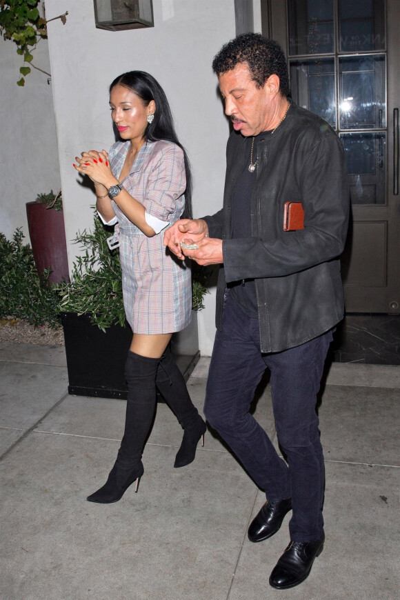 Exclusif - Lionel Richie et sa compagne Lisa Parigi quitte le restaurant Le Spago à Beverly Hills le 17 décembre 2018