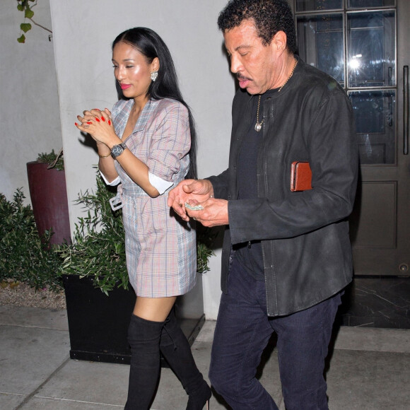 Exclusif - Lionel Richie et sa compagne Lisa Parigi quitte le restaurant Le Spago à Beverly Hills le 17 décembre 2018