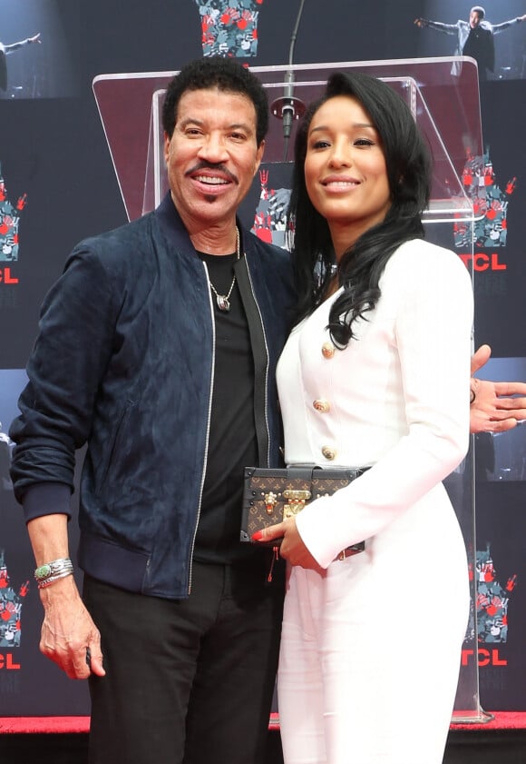Lionel Richie et sa compagne Lisa Parigi - Lionel Richie laisse ses empreinte sur le ciment lors d'une cérémonie au théâtre chinois à Hollywood, le 7 mars 2018