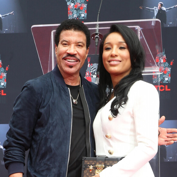 Lionel Richie et sa compagne Lisa Parigi - Lionel Richie laisse ses empreinte sur le ciment lors d'une cérémonie au théâtre chinois à Hollywood, le 7 mars 2018
