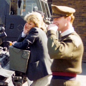 Diana et James Hewitt sur un camp militaire anglais, dans les années 90.