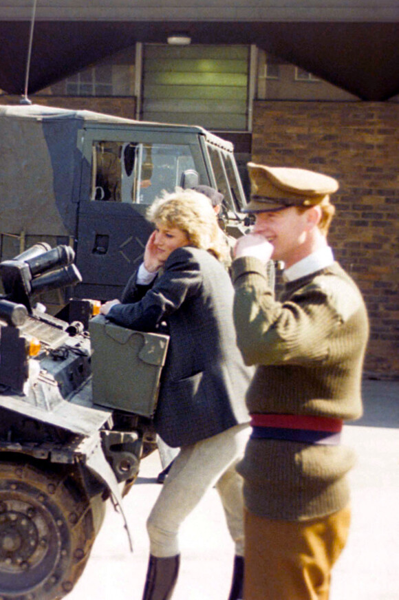 Diana et James Hewitt sur un camp militaire anglais, dans les années 90.