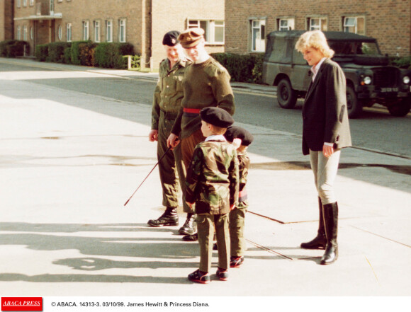 Diana et James Hewitt sur un camp militaire anglais en 1994.