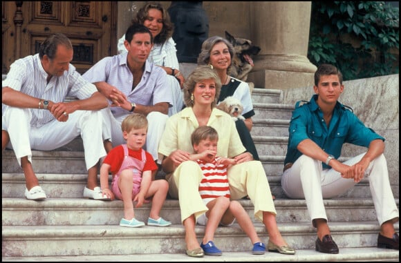 Diana, Charles et leurs fils, William et Harry, en vacances avec la famille royales espagnole en 1987 : Juan Carlos, la reine Sofia, le prince Felipe et la princesse Elena.