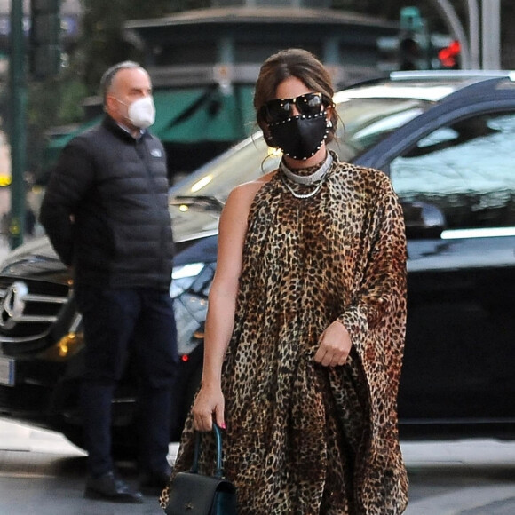 Lady Gaga, teinte en brune et vêtue d'un caftan léopard, rejoint son hôtel à Rome. Le 24 février 2021. 
